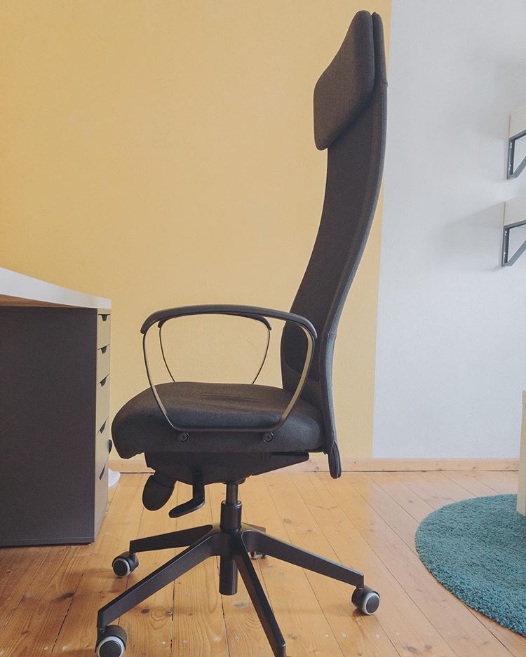 Офисное кресло ИКЕА Маркус фото в интерьере