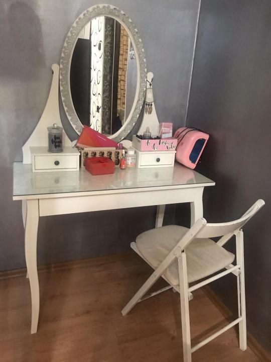 Туалетный столик с зеркалом ИКЕА Хемнэс фото в интерьере