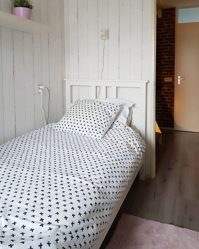 Односпальная кровать ИКЕА Хемнэс фото в интерьере