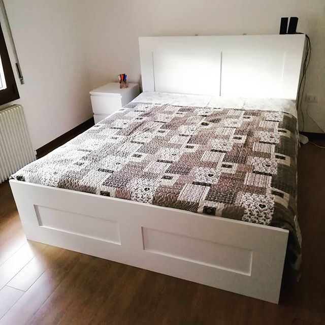 Двуспальная кровать ИКЕА белая в интерьере Бримнэс