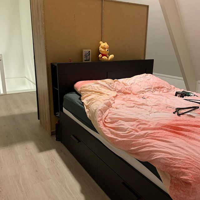 Двуспальная кровать ИКЕА Бримнэс с ящиками для хранения в интерьере