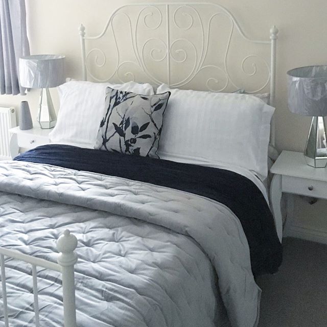 Белая двуспальная кровать ИКЕА Лейрвик в интерьере